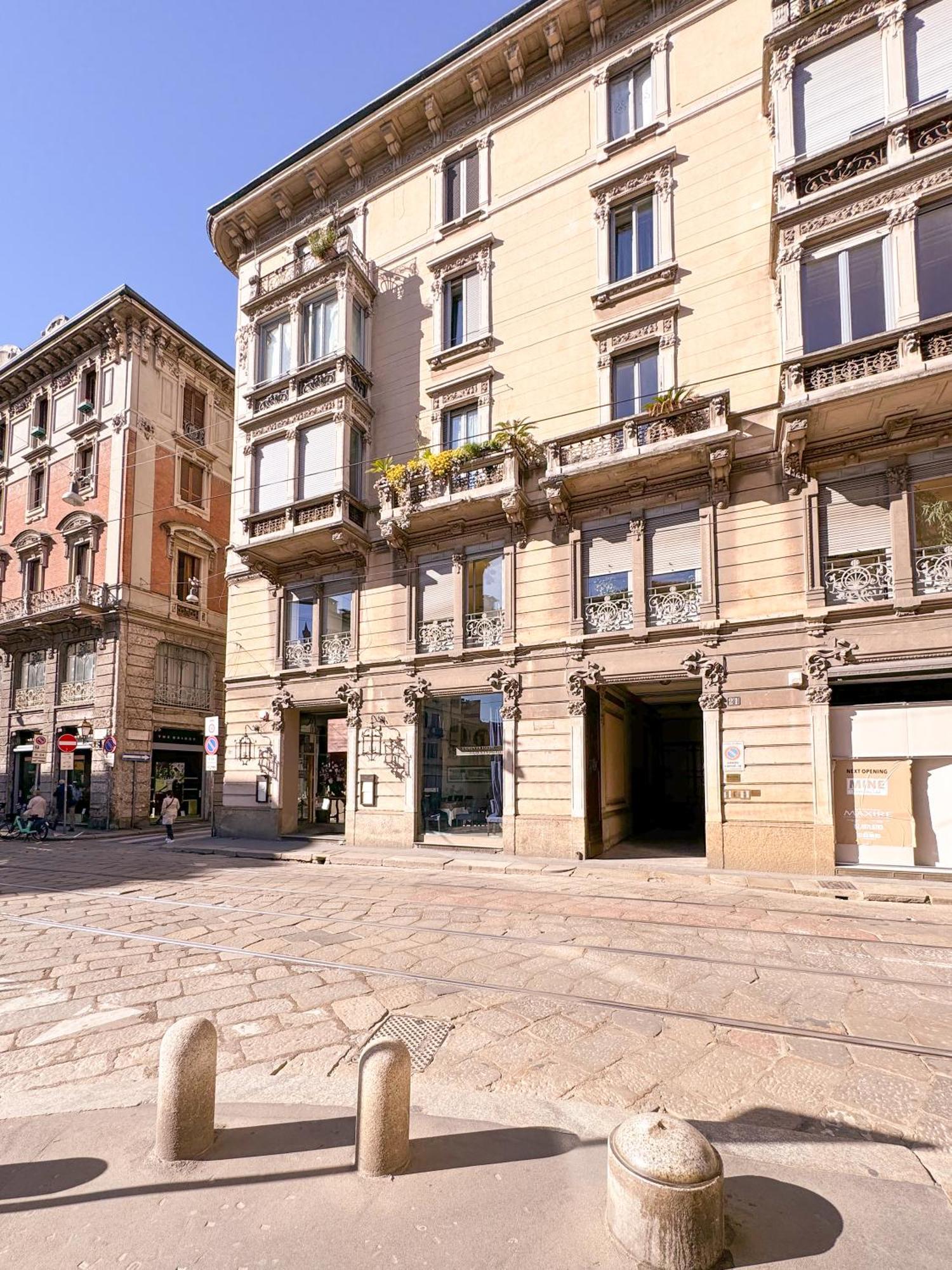 Piazza Del Carmine - Gold Exclusive - In The Underground No Windows * Milano